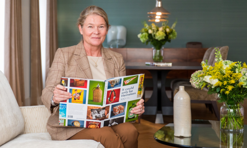 Charlene de Carvalho Heineken ontvangt het boek it could only be heineken